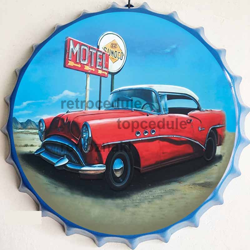 Motel Vrchnák – czerwony samochód