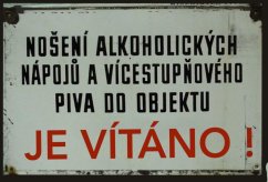 Plechová ceduľa Nošení alkoholických nápoju a vícestuňového piva do objektu je vítáno