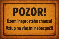 Plechová ceduľa Pozor! Území naprostého chaosu! Vstup na vlastní nebezpečí!