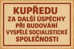 Plechová cedule Kupředu za další úspěchy při budování vyspělé socialistické společnosti