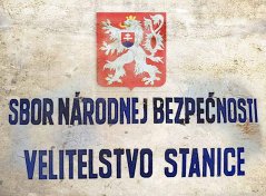Plechová cedule Sbor Národnej bezpečnosti Velitelstvo Stanice