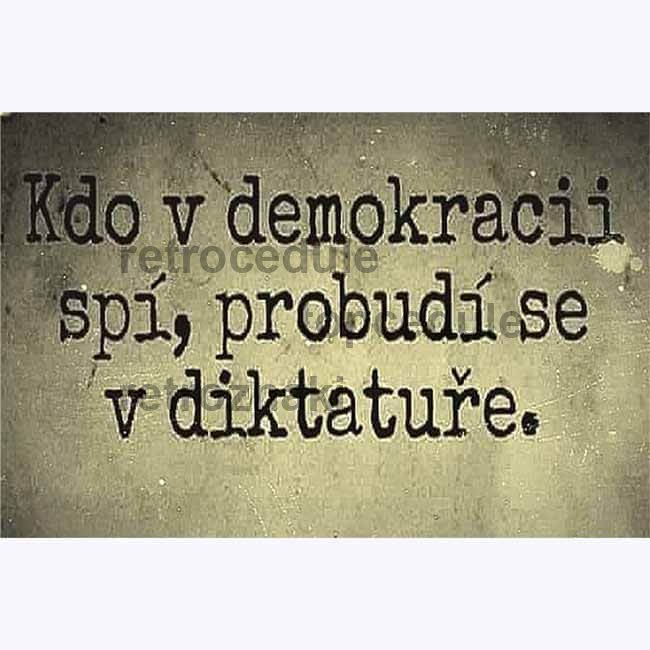 Cedule Kdo v demokracii spí, probudí se v diktatuře.