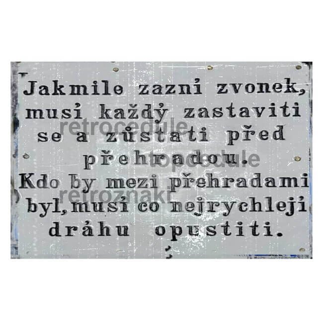 Cedule Jakmile zazvoní zvonek,musí každý zastaviti se a zustati před přehradou