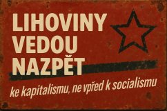 Plechová ceduľa Lihoviny vedou nazpět ke kapitalismu, ne vpřed k socialismu
