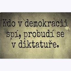 Ceduľa Kdo v demokracii spí, probudí se v diktatuře