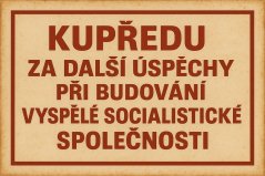 Plechová ceduľa Kupředu za další úspěchy při budování vyspělé socialistické společnosti