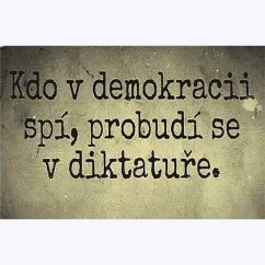 Cedule Kdo v demokracii spí, probudí se v diktatuře.