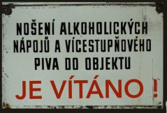 Plechová cedule Nošení alkoholických nápoju a vícestuňového piva do objektu je vítáno