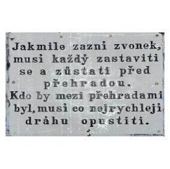 Cedule Jakmile zazvoní zvonek,musí každý zastaviti se a zustati před přehradou
