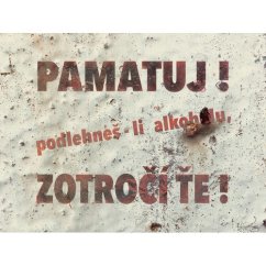 Cedule Pamatuj! podlehneš li alkoholu zotročí ťe!